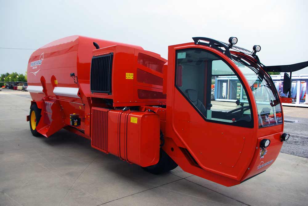unifeed-carri-miscelatori-orizzontali-semoventi-mustang-01
