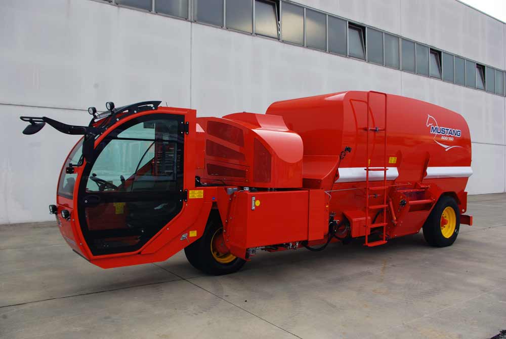 unifeed-carri-miscelatori-orizzontali-semoventi-mustang-03